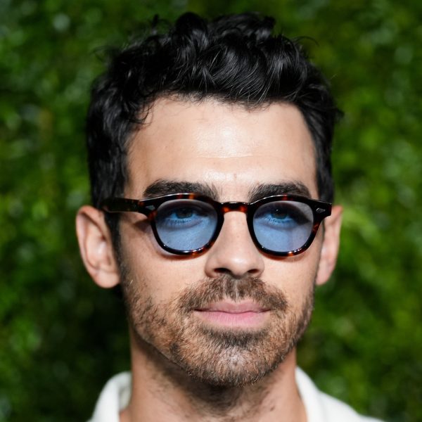 Joe Jonas’ Hair: Textured Tousled Curly Crop
